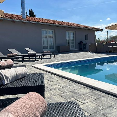 Kuca Za Odmor Capella Villa Stuti Bagian luar foto