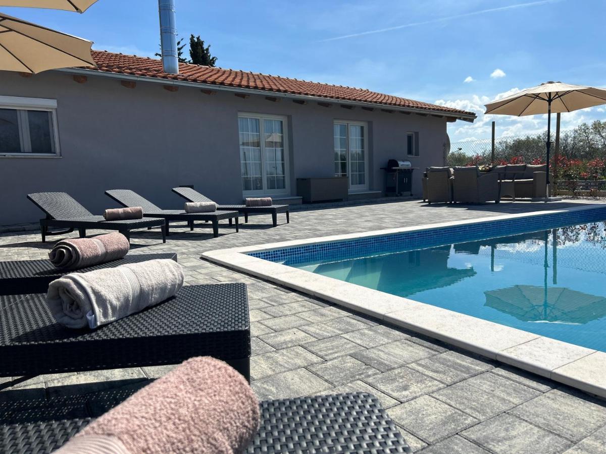 Kuca Za Odmor Capella Villa Stuti Bagian luar foto