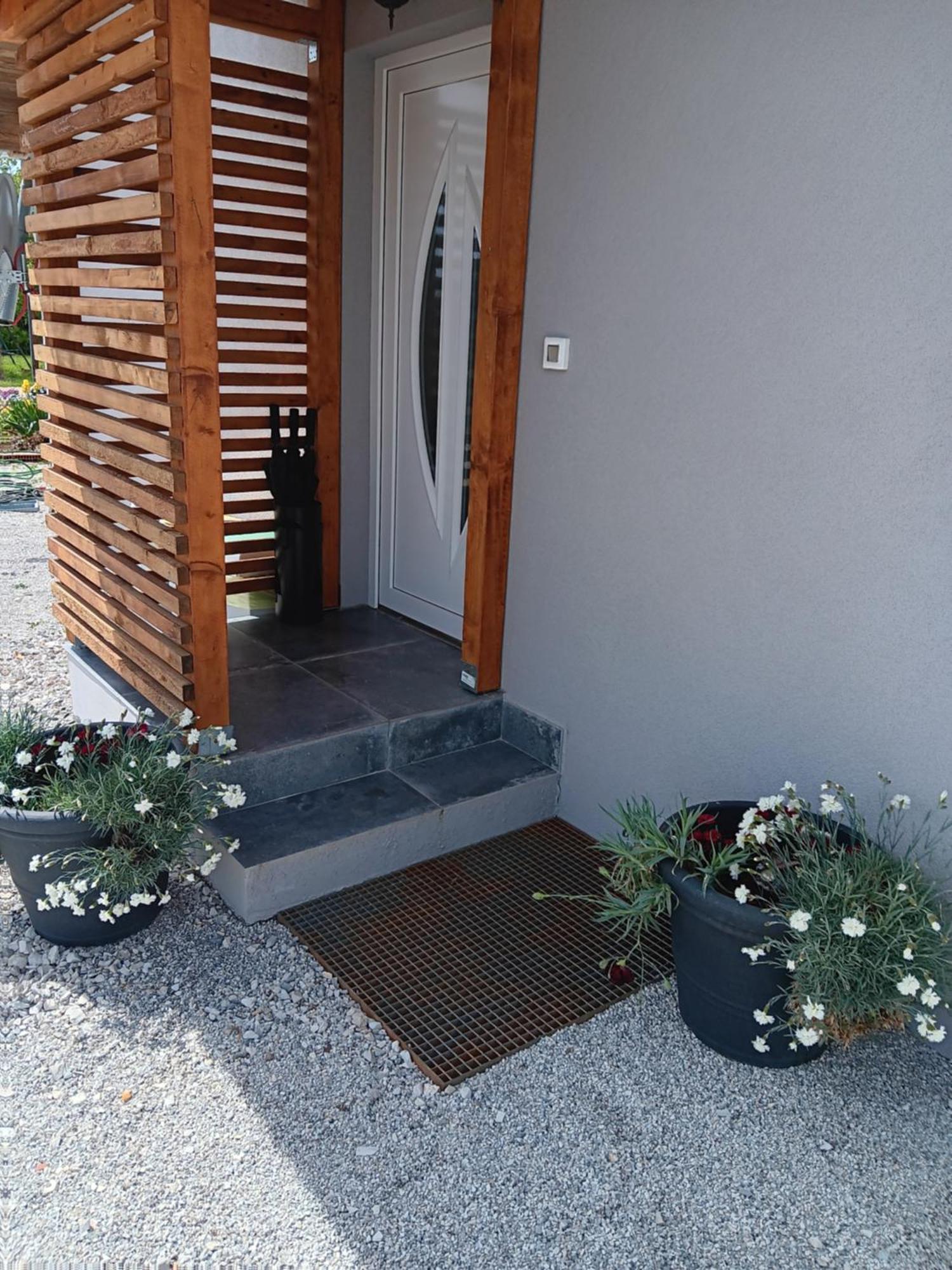 Kuca Za Odmor Capella Villa Stuti Bagian luar foto